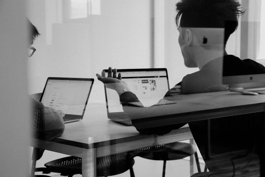 Personas hablando en una oficina